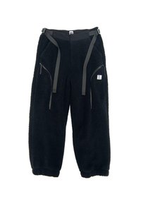 Czarne spodnie z polaru o fakturowej powierzchni, z dwoma bocznymi kieszeniami na zamek błyskawiczny i regulowanymi paskami w talii. Styl roboczy.