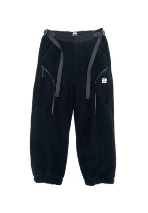 Czarne spodnie z polaru o fakturowej powierzchni, z dwoma bocznymi kieszeniami na zamek błyskawiczny i regulowanymi paskami w talii. Styl roboczy.