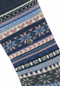 Chaussettes tricotées en bleu, rose et marine avec des motifs géométriques et de cœurs. Présentent un tissu texturé et un accent logo en métal.