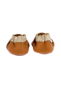 Chaussures en cuir marron avec un col en tissu beige plissé, texture douce, forme arrondie et semelles plates, conçues pour le confort et la simplicité.