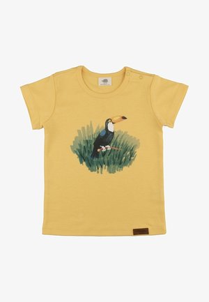 Żółta koszulka z krótkim rękawem dla malucha z nadrukiem tukana siedzącego na gałęzi otoczonej zielonymi liśćmi.