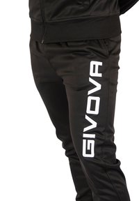 Črne športne hlače iz gladkega materiala, ki imajo ožji kroj in izrazit beli logotip "GIVOVA" na levi nogi.