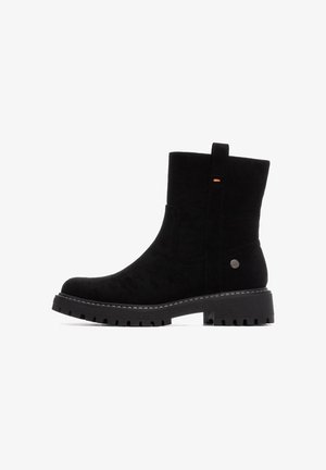 Botines de ante negro con un acabado texturizado, suela de goma gruesa y detalles de costura. Presenta una lengüeta y un pequeño detalle de logotipo.