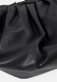 Czarna skórzana torba na ramię z plisowaną fakturą i gładkim wykończeniem, o wydłużonym kształcie i subtelnym połysku.