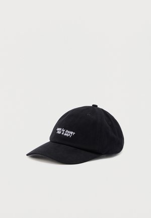 Czarna czapka baseballowa z białym haftowanym napisem "When in doubt take a nap" na froncie, pokazana na jasnym, jednolitym tle.