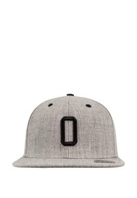 Szürke sapka textúrált anyagból, az elején fekete hímezett "O" betűvel. Lapos karima és szabványos állítható snapback zárás.