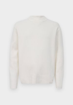 Weißer Langarm-Pullover mit Rundhalsausschnitt und geripptem Kragen, Bündchen und Saum, auf einem schlichten weißen Hintergrund präsentiert.