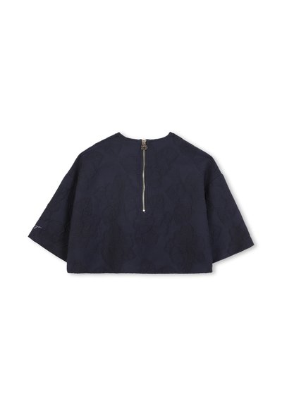 Marineblauwe crop top met korte mouwen, voorzien van een bloemachtig textuurpatroon en een ritssluiting aan de achterkant.