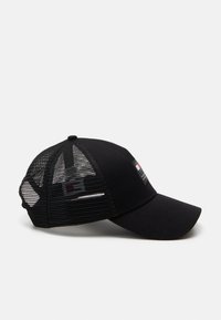 Gorra de béisbol negra con una parte delantera sólida y trasera de malla. Presenta una visera curvada y un parche con logo en el lateral. Tejido texturizado.