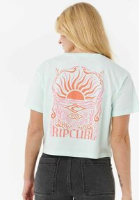 Geknipte t-shirt in mintgroene katoen met een grote roze en oranje zonafbeelding en de tekst "RIPCURL" op de rug. Korte mouwen, ontspannen pasvorm.
