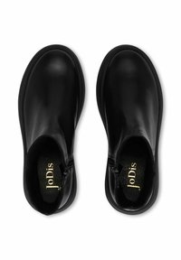 Crne kožne gležnjače s profinjenim oblikom, zatvaračem na patent, mekanim unutarnjim uloškom i diskretnim logotipom brenda na ulošcima.