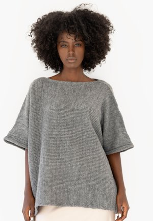 Szary dziany sweter o szerokim dekolcie w łódkę, z krótkimi rękawami i luźnym krojem. Tekstura jest miękka i lekko gruba.