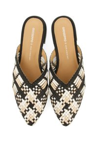 Mules tissés en noir, blanc et beige avec un bout pointu, un dos ouvert et une finition texturée. Semelle plate avec un détail de marque sur la semelle intérieure.