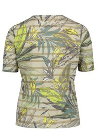 Kortärmad topp i ett lätt, beige tyg med ett mönster av gröna och gula tropiska blad samt subtila horisontella ränder.