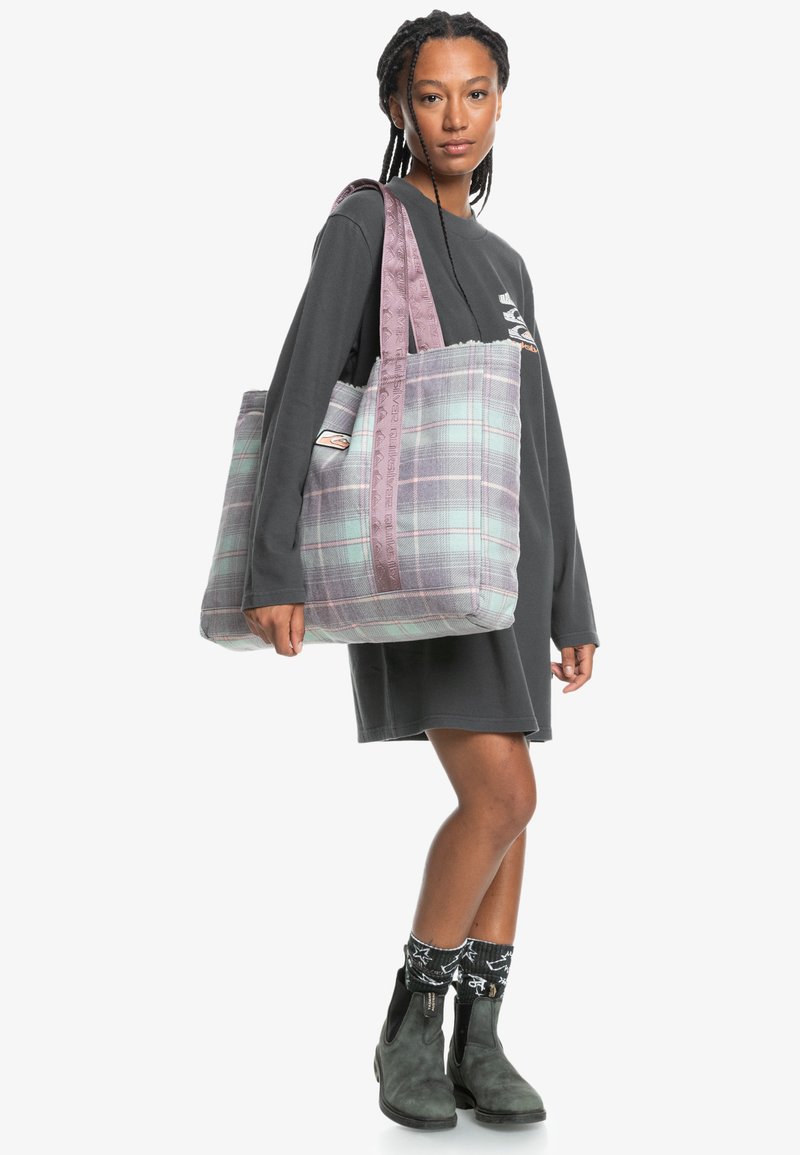 Grau kariertes Tote-Bag mit rosa Akzenten und zwei stabilen Tragegriffen, ausgestattet mit einer weichen Textur und einem geräumigen Design zum Tragen von Gegenständen.