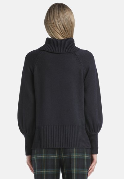 Pulover tricotat bleumarin cu guler înalt, manșoane bufante și tiv ribflat. Partea din spate prezintă o textură fină și o siluetă ajustată.