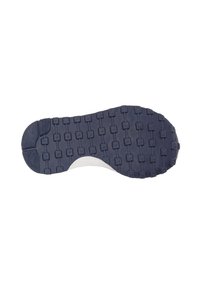 La semelle de la chaussure présente une texture en caoutchouc antidérapant de couleur bleu marine foncé, incluant des motifs en creux carrés et un accent blanc sur le côté.