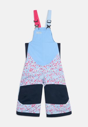 Pantalon salopette de neige pour enfants en bleu clair avec des renforts aux genoux bleu marine foncé et un motif pixel multicolore rouge et bleu, une bretelle réglable rose et une bleue.