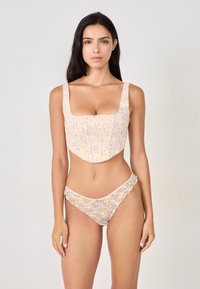 Costume da bagno due pezzi con motivo floreale, caratterizzato da un top con scollatura quadrata e un design strutturato, rifinito con pizzo, abbinato a slip bikini coordinati.