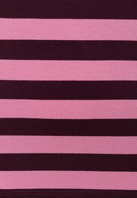 Lila- und rosa gestreifter Stoff mit abwechselnd breiten und schmalen Bahnen, der eine glatte Texture und elastisches Material aufweist.