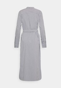 Abito lungo a righe in blu navy e bianco, con colletto, maniche lunghe, vita con cintura e silhouette dritta. La vista dal retro mostra dettagli minimi.