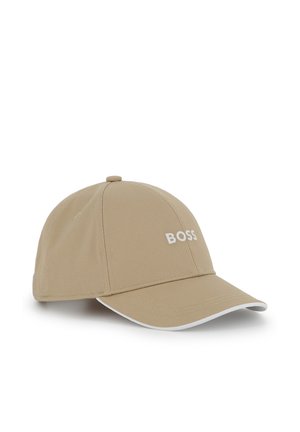 Casquette de baseball beige en tissu, avec une visière courbée, un logo "BOSS" blanc brodé sur le devant, et des coutures accentuées blanches.