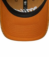 Orangene Baseballkappe mit schwarzem Schirm, aus strukturiertem Stoff und Innenetiketten. Die Unterseite des Schirms zeigt ein dezentes Muster.