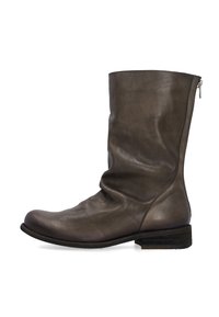 Brązowy skórzany botek za kostkę o luźnym kroju, z bocznym zamkiem błyskawicznym, niskim, niszowym obcasem oraz gładką, lekko teksturowaną powierzchnią.