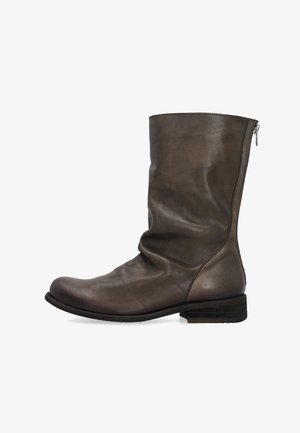 Braune Lederstiefelette mit einem schlaffen Design, seitlichem Reißverschluss, niedrigem Blockabsatz und einer glatten, leicht strukturierten Oberfläche.
