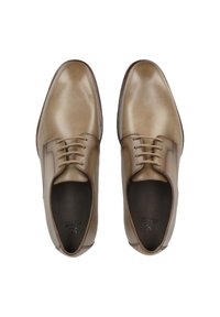 Bruine leren dress schoenen met een glanzende afwerking, afgeronde neus, minimalistische veters en een soepele textuur. Gegraveerd logo aan de binnenkant.