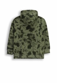 Zielona bluza z kapturem w stylu tie-dye, wyposażona w sznurki w kapturze, długie rękawy i ribbowe mankiety. Wykonana z miękkiego materiału o fakturowym wykończeniu i różnorodnych odcieniach.