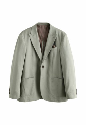 Blazer verde claro con solapas de muesca, dos bolsillos delanteros y cierre con botón. Forrado con un interior marrón y cuenta con costuras decorativas.