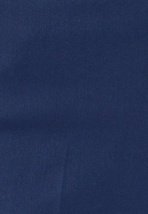 Tissu bleu marine avec une texture lisse et un motif de tissage diagonal, présentant une couleur uniforme avec une variation minimale.