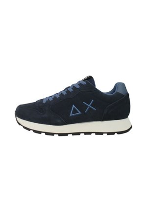 Baskets en daim marine avec des lacets et des accents bleu clair. Comprend une semelle intermédiaire blanche, un logo triangulaire et une semelle en caoutchouc texturée.