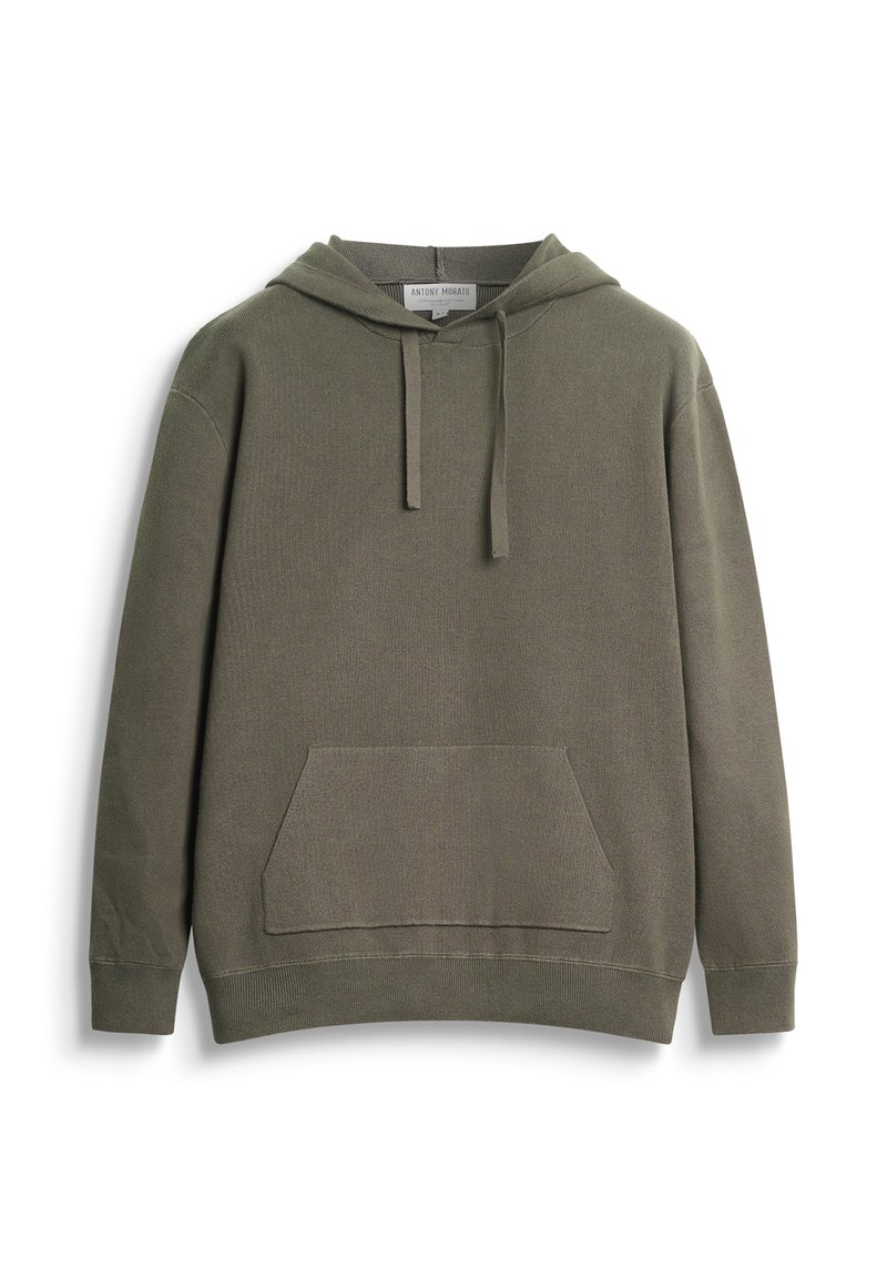 Sudadera verde oliva hecha de tela suave, con un bolsillo tipo canguro, capucha ajustable con cordón y puños y dobladillo acanalados.