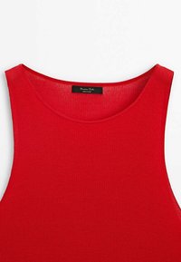 Czerwony rypsowy top na ramiączkach z szerokim dekoltem i metką z napisem "Massimo Dutti". Wykonany z lekkiej dzianiny.