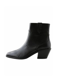 Bota de cuero negro hasta el tobillo con punta afilada, paneles elásticos laterales y tacón bloque. Textura suave con sutiles detalles de costura.
