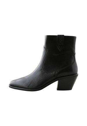 Bota de cuero negro hasta el tobillo con punta afilada, paneles elásticos laterales y tacón bloque. Textura suave con sutiles detalles de costura.