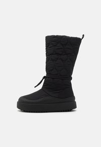 Bottes d'hiver noires matelassées avec un fût texturé, cordon de serrage réglable et semelle épaisse et plateformée pour un confort et un soutien accrus.