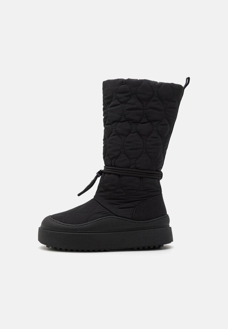 Bottes d'hiver noires matelassées avec un fût texturé, cordon de serrage réglable et semelle épaisse et plateformée pour un confort et un soutien accrus.