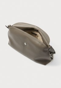 Siva mehka usnjena torba zaobljene oblike, z odprtjem na zadrgo in srebrnim gumbom za zapiranje. Notranjost ima svetlo podlogo in žep.