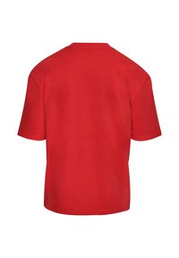 Camiseta de algodón roja de manga corta, con cuello redondo, corte regular y textura suave. Sin logotipos ni patrones visibles en la parte posterior.