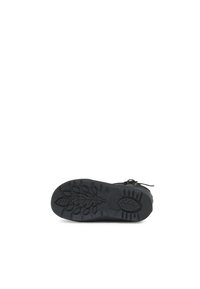 Botte de randonnée noire avec une semelle en caoutchouc, présentant un motif de crampons texturé et multidirectionnel pour l'adhérence et des œillets renforcés pour les lacets.