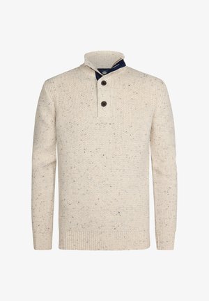 Lysbeige striktrøje med høj krave, to mørke knapper og flettet tekstur. Har ribkantede manchetter og søm.