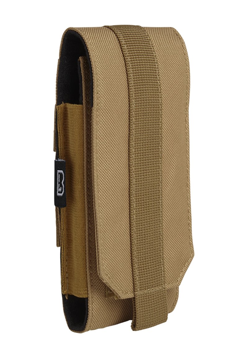 Custodia per telefono in nylon color tan con chiusura a patta, tracolla regolabile e superficie texturizzata. Presenta un'etichetta con logo nera sul lato.