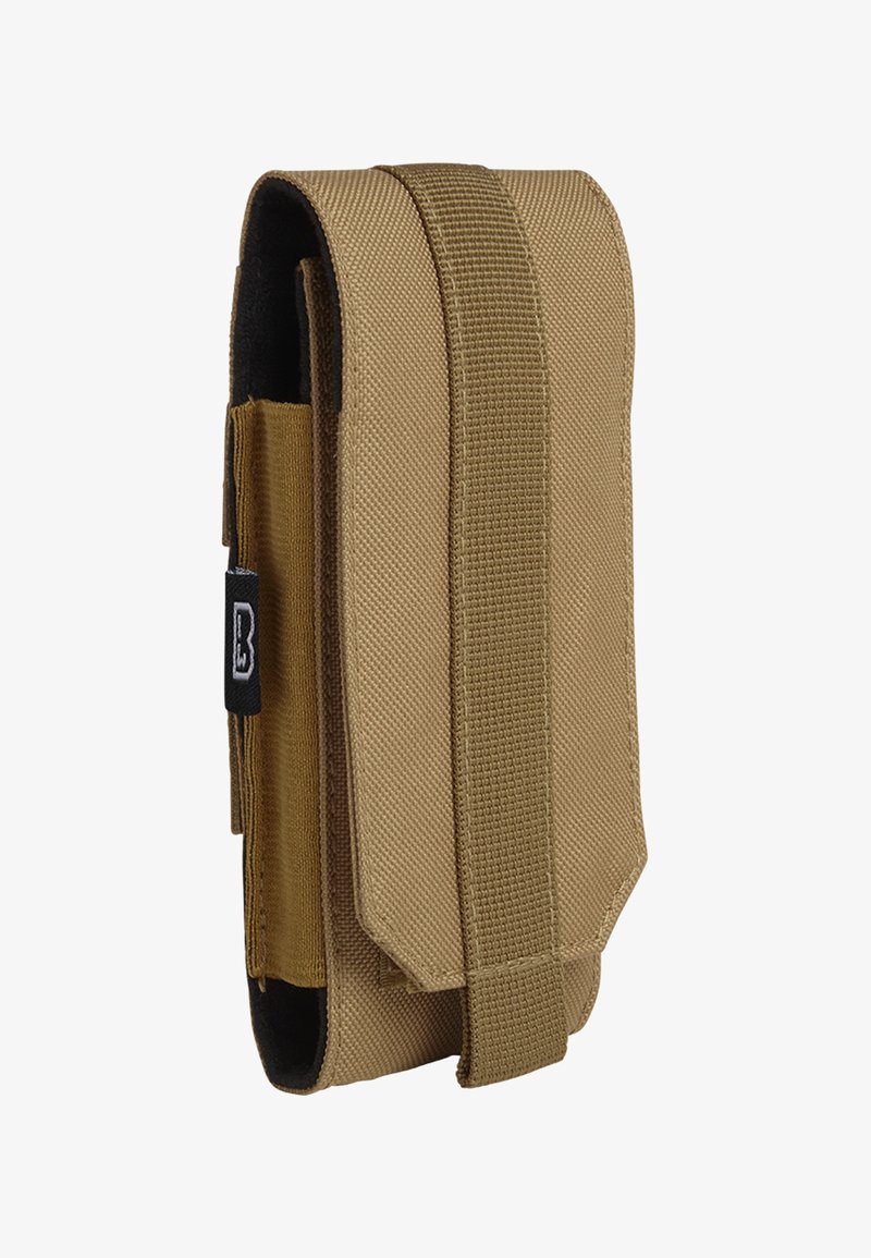 Custodia per telefono in nylon color tan con chiusura a patta, tracolla regolabile e superficie texturizzata. Presenta un'etichetta con logo nera sul lato.