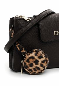 Tmavě hnědá kožená kabelka s texturovaným povrchem, která má odnímatelnou kulatou peněženku s leopardím potiskem a zlaté kovové doplňky.