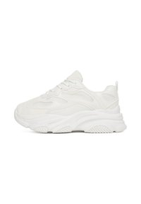 Masivní bílé tenisky s vrchní částí z prodyšné síťoviny a kůže, texturovanou gumovou podešví, kulatou špičkou a šněrováním. Obsahují zadní poutko.