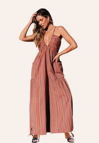 Vestido maxi a rayas con un profundo escote en V, un corsé ajustado, bolsillos laterales y una falda fluida en tonos de rosa y naranja.
