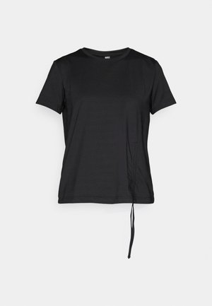 Crna kratka majica s kratkim rukavima od glatkog materijala. Ima okrugli izrez i podesivu vezicu sa strane.